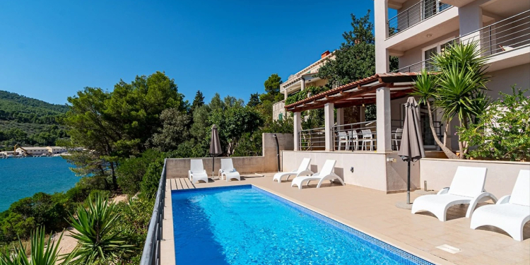 Villa am Strand with private pool